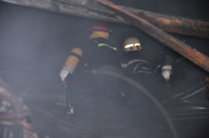 CLIP: Lính cứu hỏa trong mịt mù lửa khói ở quận 4 - Ảnh 11.