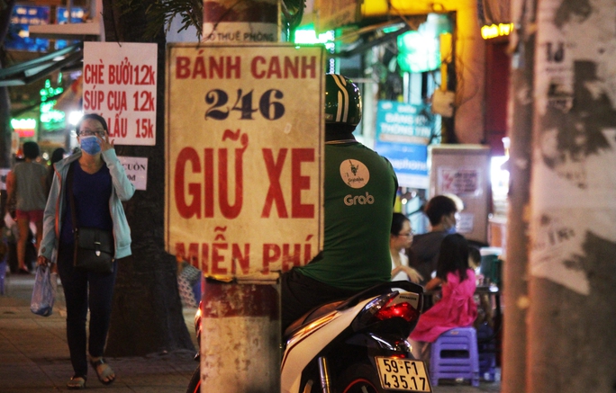 



Một cán bộ phường đang cố gắng tháo gỡ các băng rôn trên đường Phạm Văn Đồng (phường Hiệp Bình Chánh, quận Thủ Đức). Vị này cho biết mỗi ngày phải đi tháo gỡ 2-3 lần nhưng vẫn không xuể

