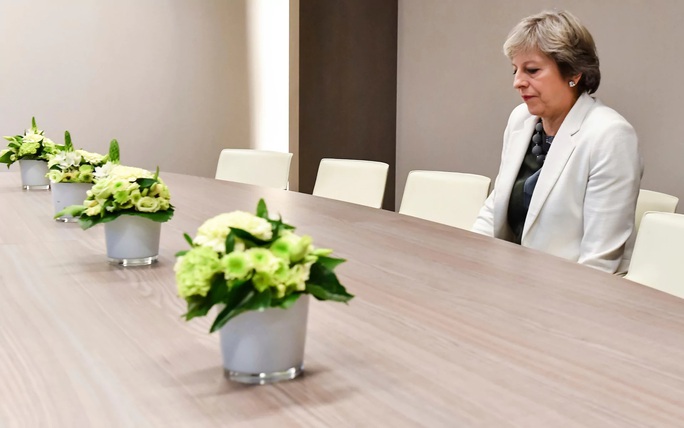Xôn xao bức ảnh đơn độc của thủ tướng Anh tại đàm phán Brexit - Ảnh 1.