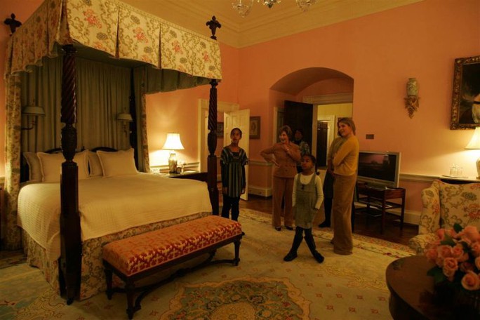 Ái nữ nhà Obama tham quan các phòng ngủ trong Nhà Trắng. Ảnh: White House