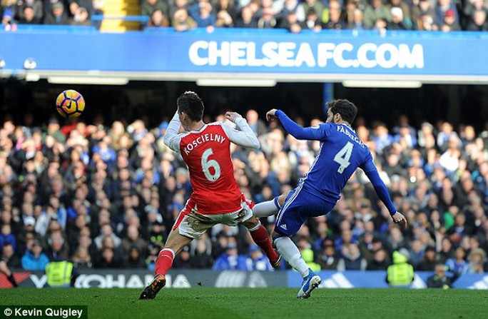 
Fabregas lốp bóng vào lưới trống sau đường chuyền sai địa chỉ của Cech
