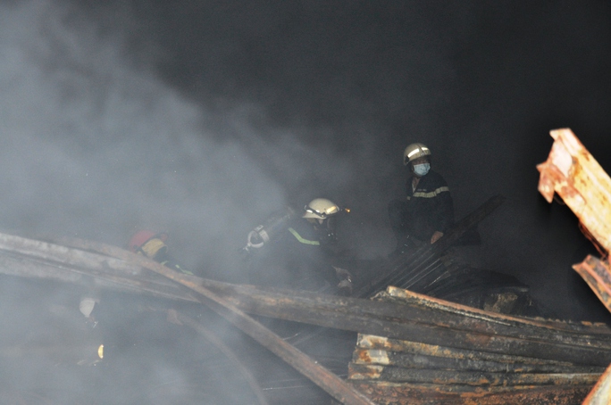 CLIP: Lính cứu hỏa trong mịt mù lửa khói ở quận 4 - Ảnh 14.