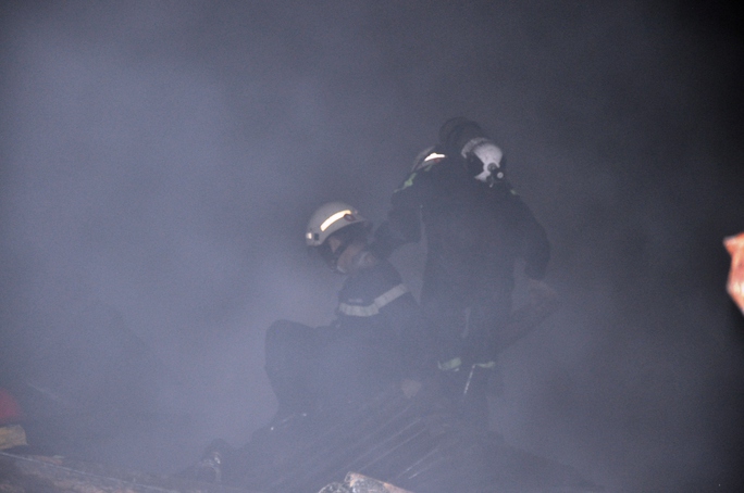 CLIP: Lính cứu hỏa trong mịt mù lửa khói ở quận 4 - Ảnh 15.