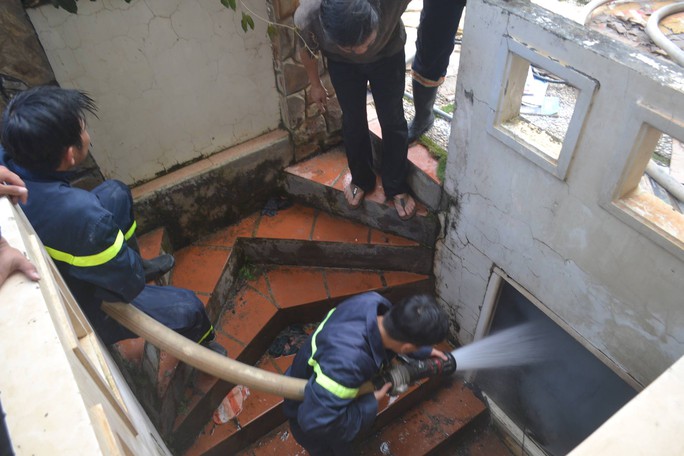 
Do đám cháy dưới tầng hầm sâu hơn 7 m, công tác cứu hỏa gặp rất nhiều khó khăn.
