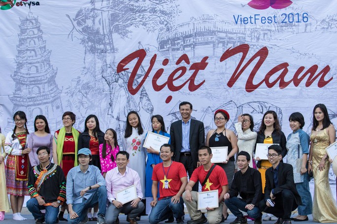 
Các bạn du học sinh Việt Nam quảng bá văn hóa Việt Nam tại Canberra cùng các nhân viên Đại sứ quán
