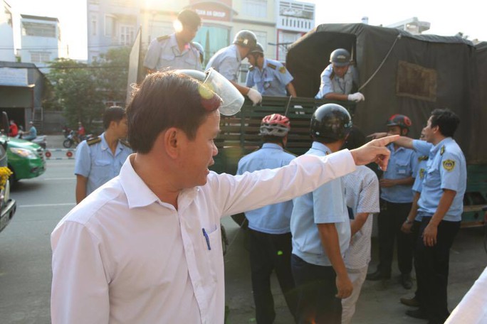 Dân vỗ tay khi thấy lãnh đạo quận Bình Tân "đòi" vỉa hè