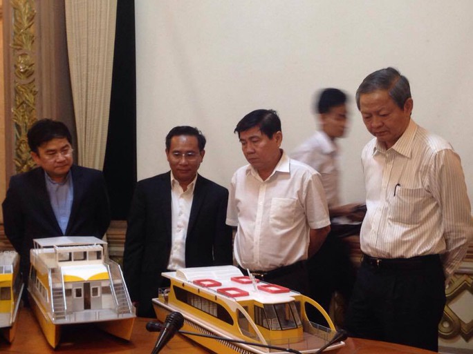 
Chủ tịch UBND TP Nguyễn Thành Phong (thứ 2 từ phải sang) cùng Phó Chủ tịch UBND TP Lê Văn Khoa (bìa phải) xem mô hình tuyến buýt đường sông của Công ty TNHH Thường Nhật (Ảnh: Phan Anh)
