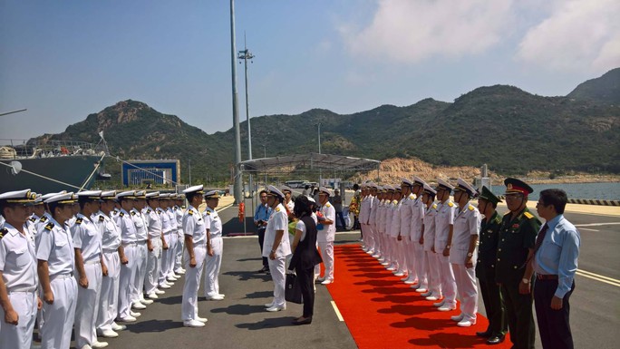 Xem tàu hộ vệ “Trăng Mùa Đông” Nhật Bản thăm Cam Ranh