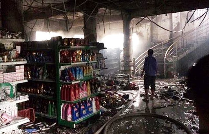 
Nhiều hàng hóa bị thiêu rụi trong vụ cháy siêu thị, ước tính thiệt hại khoảng 2 tỉ đồng
