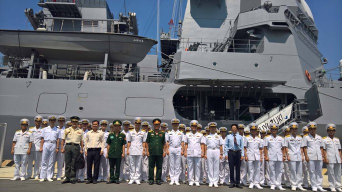 
Đón tàu hộ vệ Trăng Mùa Đồng của Nhật Bản thăm Cam Ranh
