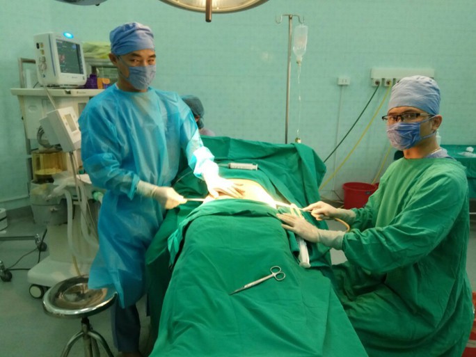 Giả mổ cấp cứu đưa người vào bệnh viện phẫu thuật thẩm mỹ “chui” - Ảnh 1.