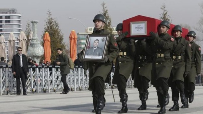 Đám tang một số binh sĩ Thổ Nhĩ Kỳ thiệt mạng trong cuộc chiến ở Syria đầu tuần này được tổ chức ở Ankara. Ảnh: AP