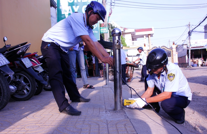 
Trên góc đường Võ Văn Kiệt - Hồ Học Lãm, nhận thấy hàng rào của cửa hàng Thế giới di động lấn chiếm vỉa hè, ông Bình chỉ đạo đoàn kiểm tra tiến hành cắt bỏ, trả lại vỉa hè thông thoáng.
