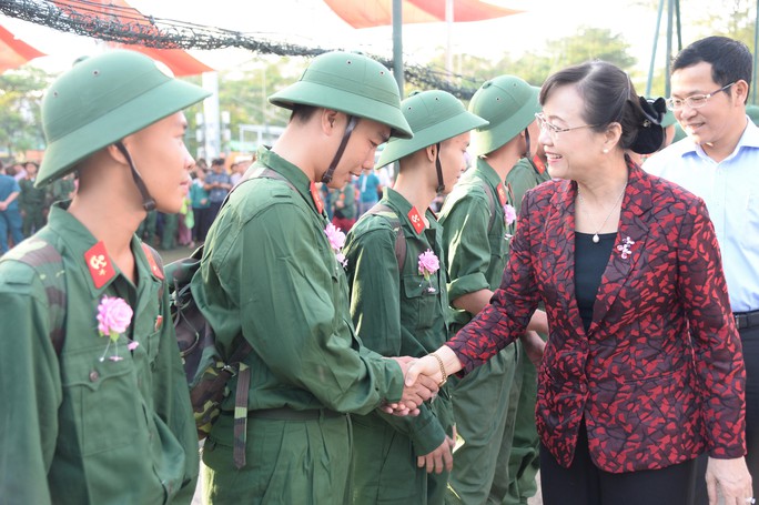 Bà Nguyễn Thị Quyết Tâm, Chủ tịch HĐND TP HCM, động viên tân binh nhập ngũ vào ngày 16-2