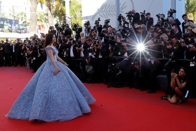 Mỹ nhân Aishwarya Rai lộng lẫy trên thảm đỏ Cannes - Ảnh 2.
