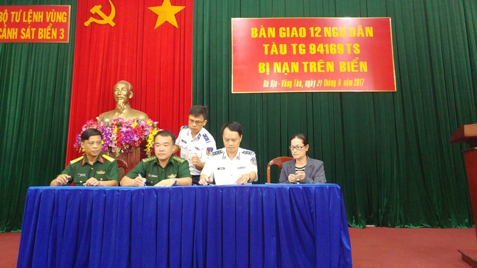 Tàu nước ngoài đâm chìm tàu cá trên biển - Ảnh 4.