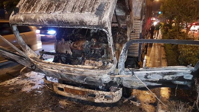 Cabin xe tải cháy trơ khung trên đường Cộng Hòa - Ảnh 3.