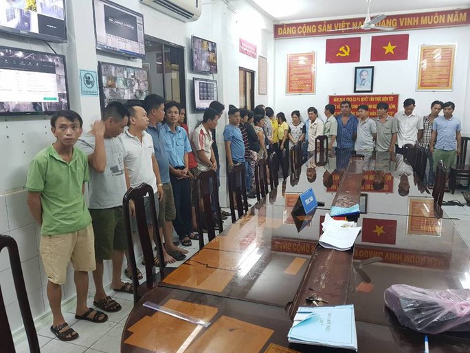 Đột kích tiệm game bắn cá, tạm giữ hàng chục con bạc - Ảnh 1.