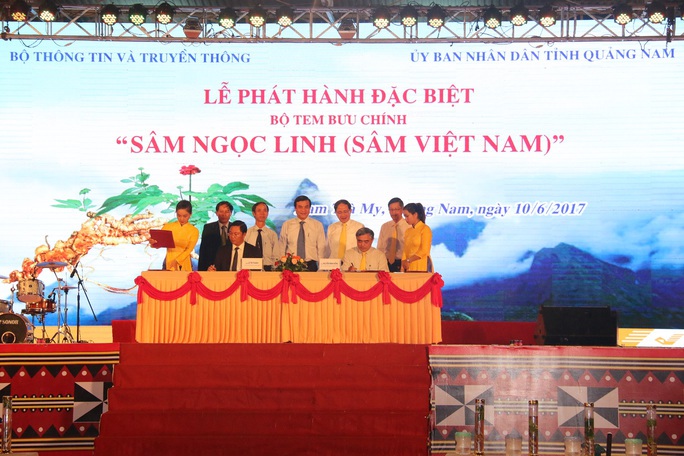 Bán được củ sâm giá 120 triệu đồng tại lễ hội sâm Ngọc Linh - Ảnh 1. Bán được củ sâm giá 120 triệu đồng tại lễ hội sâm Ngọc Linh - Ảnh 1.