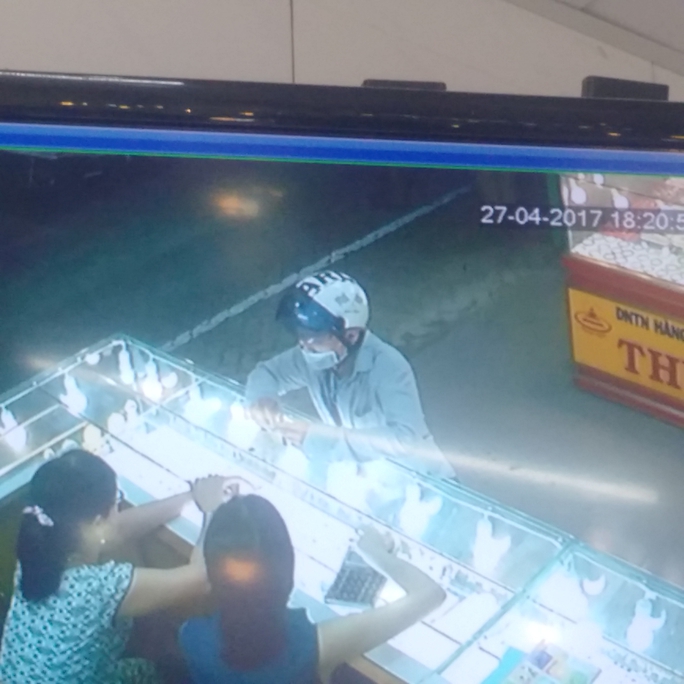 
Đối tượng giả vờ hỏi mua vàng (ảnh trích xuất từ camera tiệm vàng)
