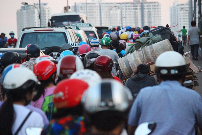 
Theo người dân địa phương, kẹt xe ở cầu Nguyễn Tri Phương bất chấp giờ cao hay thấp điểm
