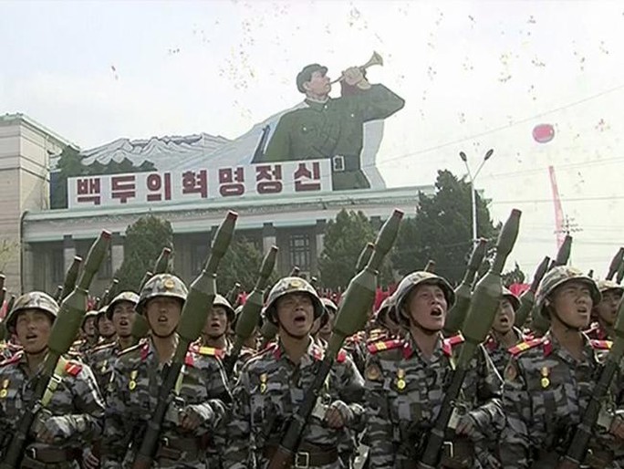 
Binh sĩ Triều Tiên cầm súng AK-47 với khả năng phóng lựu đạn. Ảnh: AP
