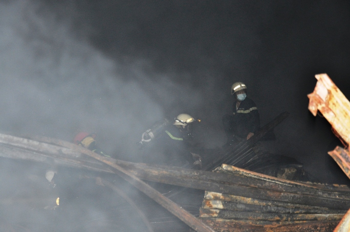 CLIP: Lính cứu hỏa trong mịt mù lửa khói ở quận 4 - Ảnh 17.