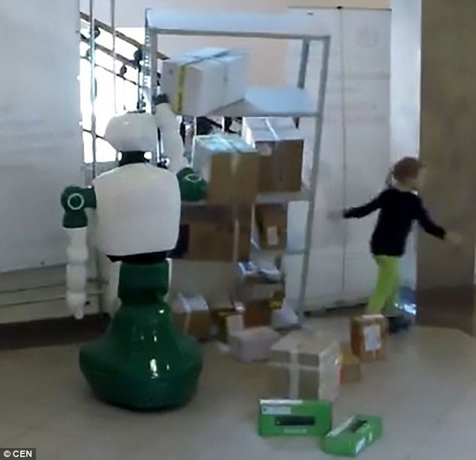 Cận cảnh Robot Nga cứu bé gái dù không được lập trình - Ảnh 3.