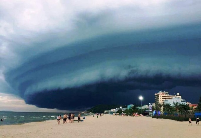 Tranh cãi về đám mây đen kịt hình thù kỳ lạ trên biển Sầm Sơn - Ảnh 1.