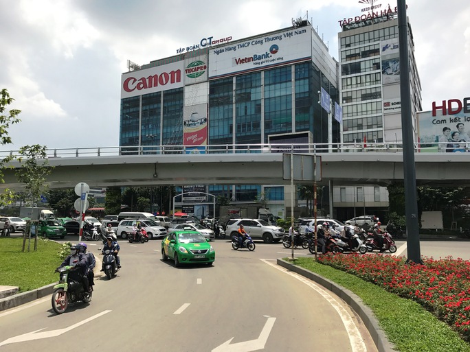 Thử nghiệm giải pháp giảm kẹt xe ở cổng sân bay Tân Sơn Nhất - Ảnh 3.