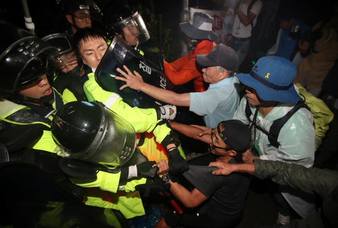 Hàn Quốc: Phản đối THAAD, hàng chục người bị thương - Ảnh 3.