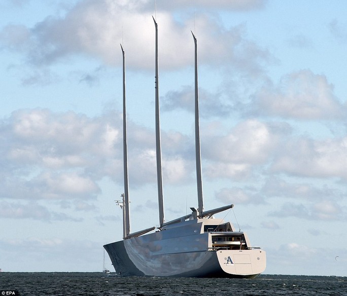 
Sailing Yatch A sở hữu 3 cột buồm cao 91 mét (cao hơn tháp đồng hồ Big Ben ở London - Anh). Ảnh: EPA
