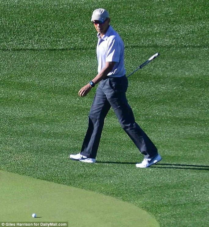 
Cựu Tổng thống Obama trông khỏe khoắn trong trang phục thể thao . Ảnh: Daily Mail
