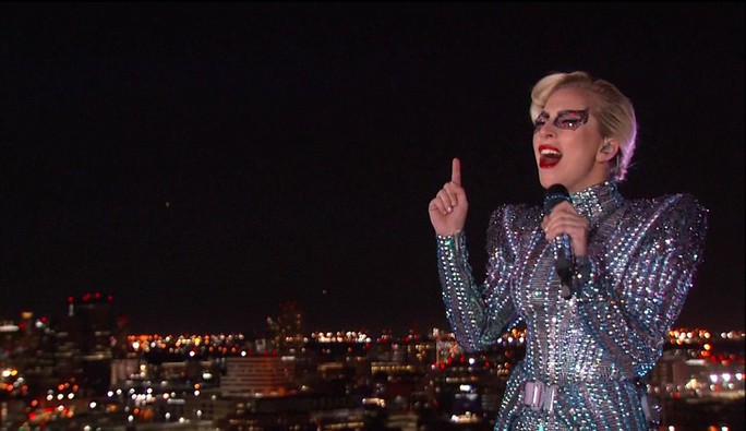 Lady Gaga “đốt cháy” sân khấu Super Bowl