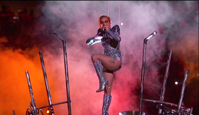 Lady Gaga “đốt cháy” sân khấu Super Bowl