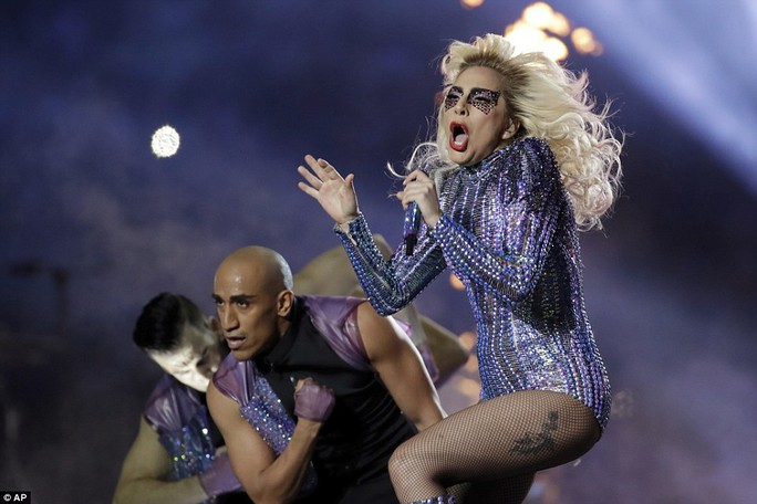 Lady Gaga “đốt cháy” sân khấu Super Bowl