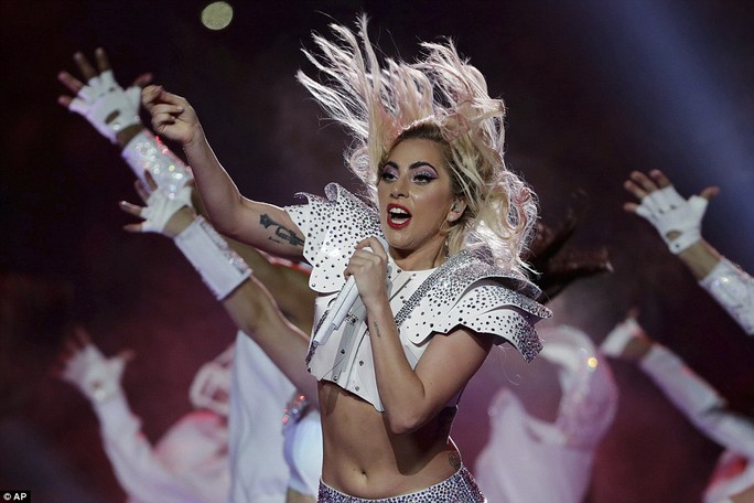 Lady Gaga “đốt cháy” sân khấu Super Bowl