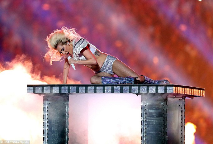 Lady Gaga “đốt cháy” sân khấu Super Bowl