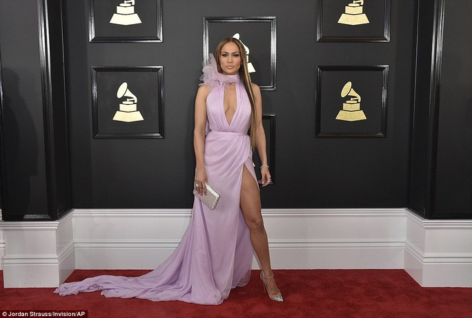 Jennifer Lopez quyến rũ, Lady Gaga táo bạo trên thảm đỏ