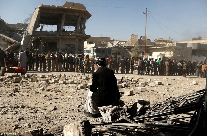 
Người dân khu vực Al Mansour, phía Tây của Mosul, xếp hàng chờ nhận đồ tiếp tế. Ảnh: Reuters
