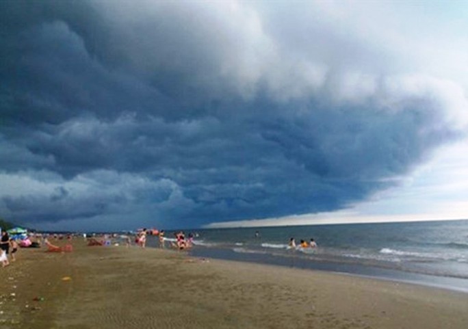 Tranh cãi về đám mây đen kịt hình thù kỳ lạ trên biển Sầm Sơn - Ảnh 7.