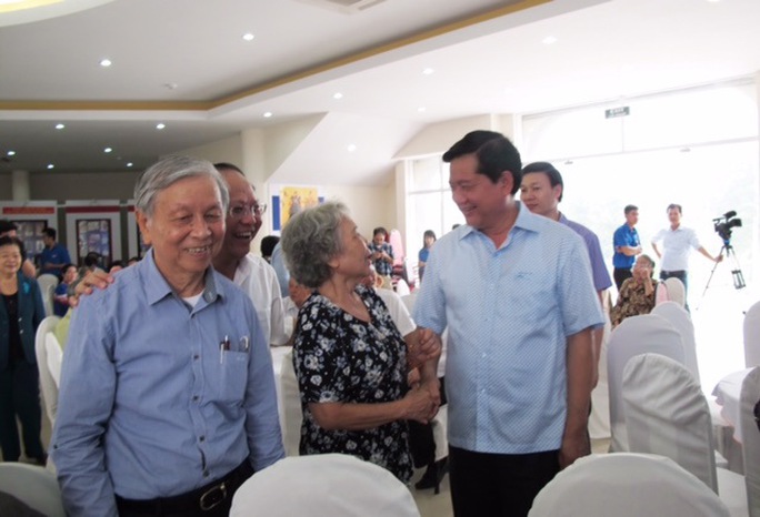 
Bí thư Thành ủy TP HCM Đinh La Thăng (phải) trao đổi với các đại biểu tại buổi họp mặt
