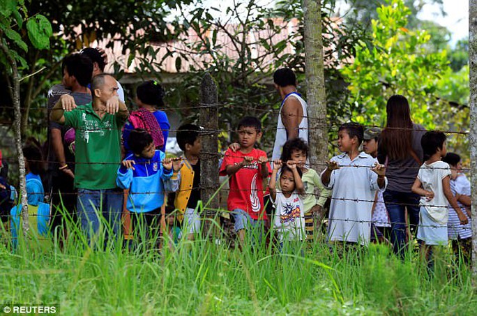 Vụ khủng bố Philippines: Phát hiện nhiều tay súng láng giềng - Ảnh 9.