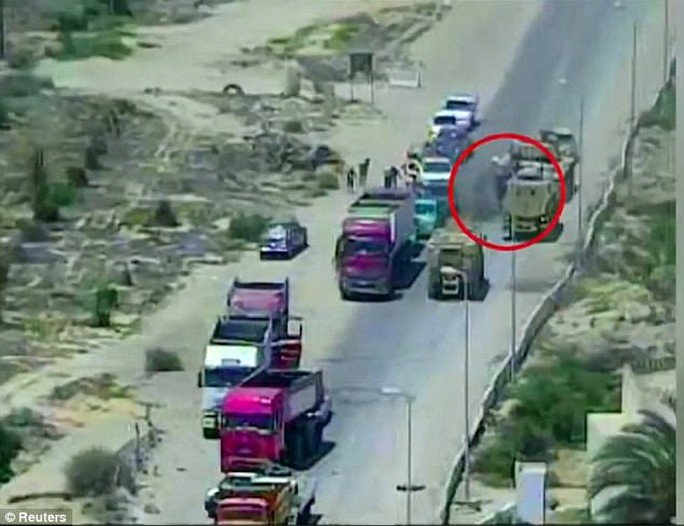 Xe tăng Ai Cập nghiền nát xe bom, cứu sống 50 người - Ảnh 2.
