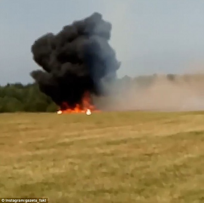 Máy bay Nga đâm xuống đất nổ tung, 2 người thiệt mạng - Ảnh 3.