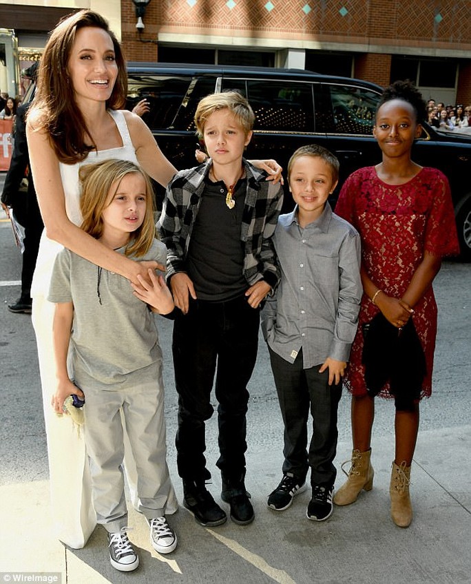 Angelina Jolie rạng ngời cùng các con trên thảm đỏ - Ảnh 6.