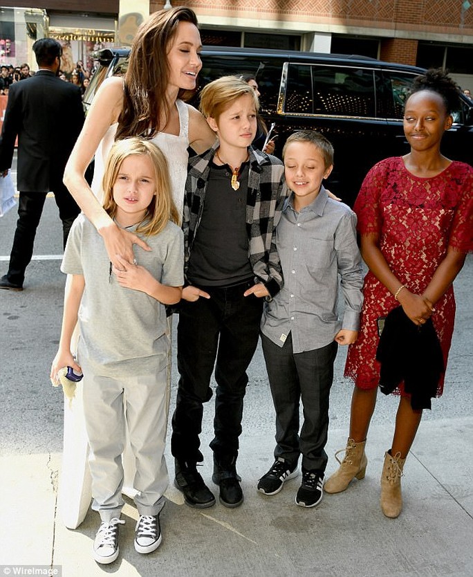 Angelina Jolie rạng ngời cùng các con trên thảm đỏ - Ảnh 5.