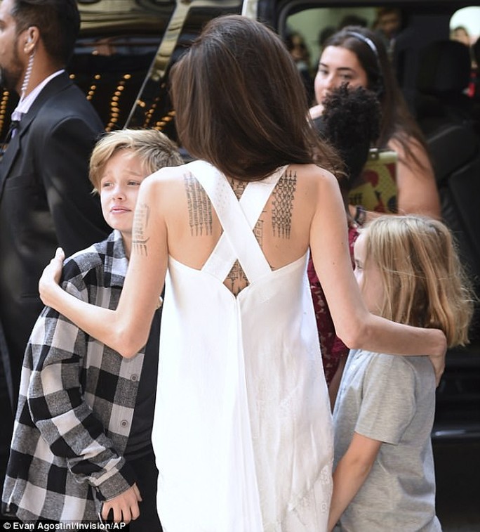 Angelina Jolie rạng ngời cùng các con trên thảm đỏ - Ảnh 7.