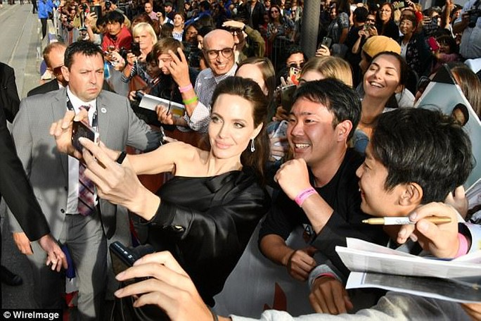 Pax Thiên cao to nhất trong các con của Angelina Jolie - Ảnh 5.