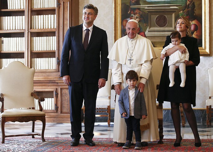 Quý tử của thủ tướng Croatia đại náo cuộc gặp Giáo hoàng Francis - Ảnh 2.
